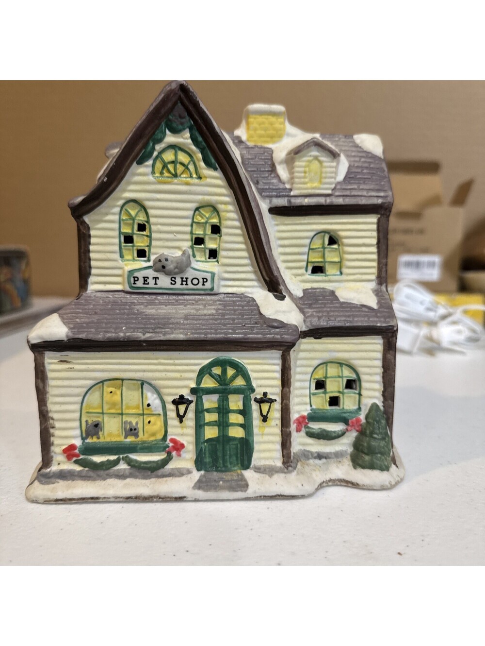 Christmas YuleTide Tradition Porcelain Lighted House pet shop